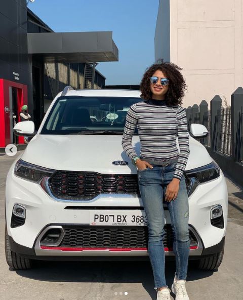 Harmilan Kaur con su coche: Kia Sonet