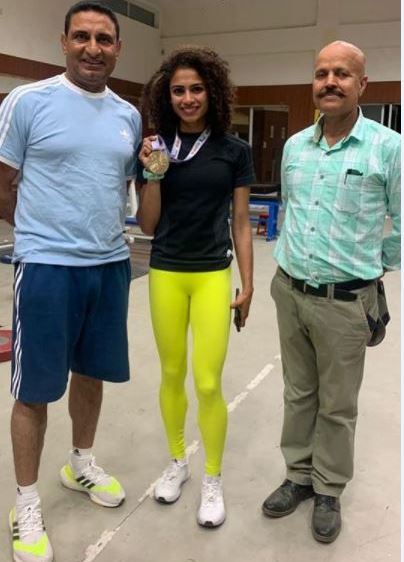 Harmilan Kaur con su medalla ganada en la Copa de la Federaci&oacute;n Nacional 2021 junto a su padre (izq.) Y entrenador.