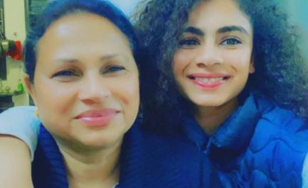 Harmilan Kaur con su madre