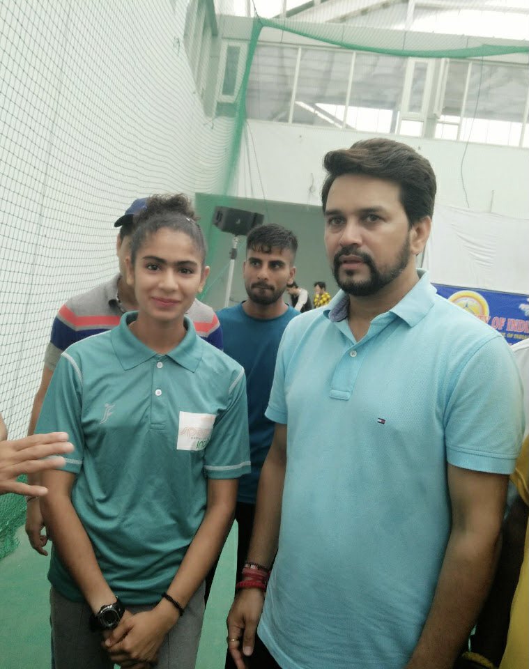 Harmilan Kaur con el Ministro de Asuntos Juveniles y Deportes Anuraj Thakur