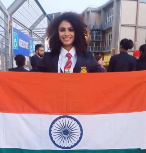 Harmilan con la bandera en los World University Games 2019 en Napoli en Italia