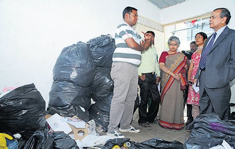 Los jueces del Tribunal Superior de Karnataka N Kumar y BV Nagarathna inspeccionando un centro de recogida de residuos secos en Koramangala