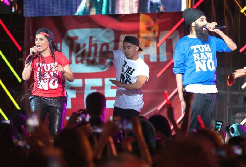 Humble The Poet tocando en vivo con Lilly Singh por primera vez