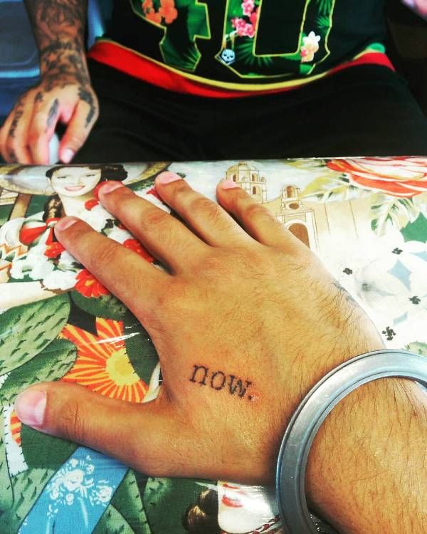 Humilde el tatuaje 'Now' del poeta
