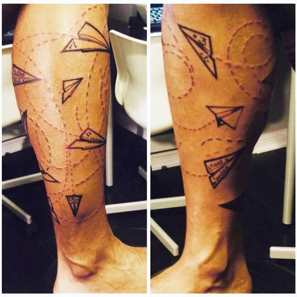 Humilde el tatuaje del avi&oacute;n del poeta en su pierna derecha