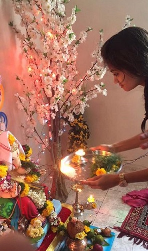 Ishwari Deshpande mientras adoraba al Se&ntilde;or Ganesha