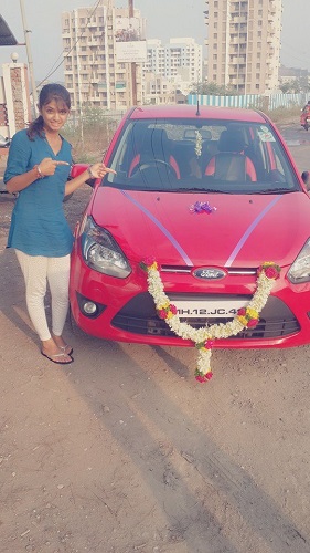 Ishwari Deshpande con su coche
