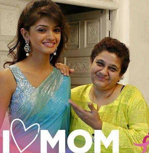 Ishwari Deshpande con su madre
