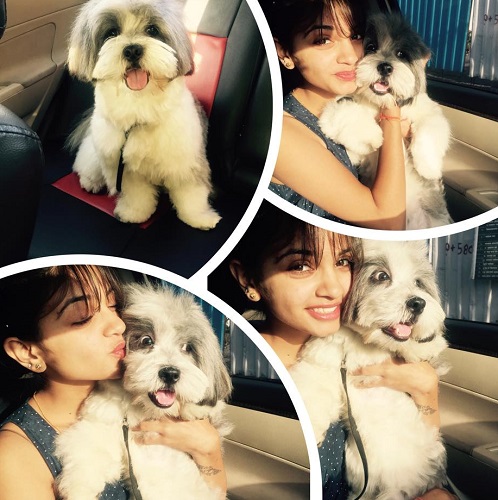 Ishwari Deshpande con su perro mascota