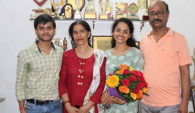 Jagrati Awasthi con sus padres y su hermano