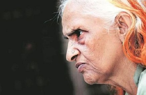 La madre de Jitender Gogi