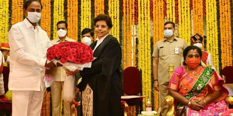 El juez Hima Kohli en la ceremonia de juramento de CJ de Telangana HC, celebrada en Raj Bhavan en Hyderabad, Telangana