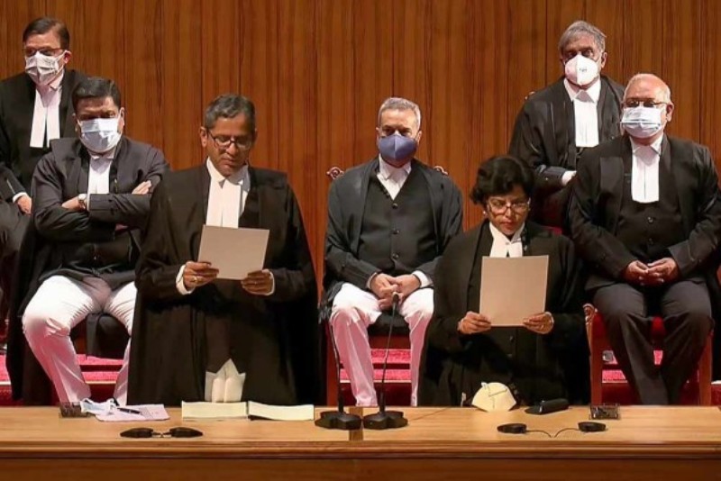 El juez Hima Kohli prest&oacute; juramento durante la ceremonia de juramento en la Corte Suprema de Nueva Delhi.