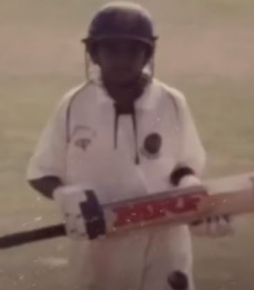 KS Bharat bateando en su infancia