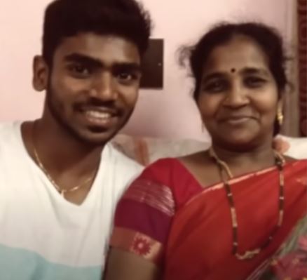 KS Bharat con su madre