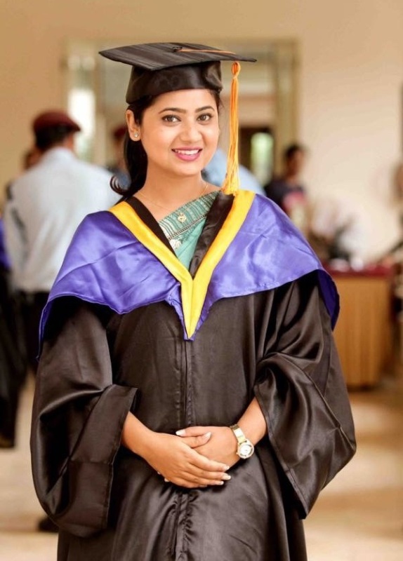 Keki Adhikari posando despu&eacute;s de obtener su t&iacute;tulo de MBA