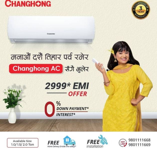Keki Adhikari mientras promociona un producto en su cuenta de redes sociales.