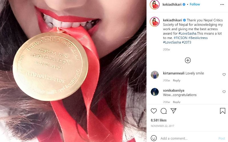 Keki Adhikari con una medalla que gan&oacute; a la mejor actriz en Love Sasha
