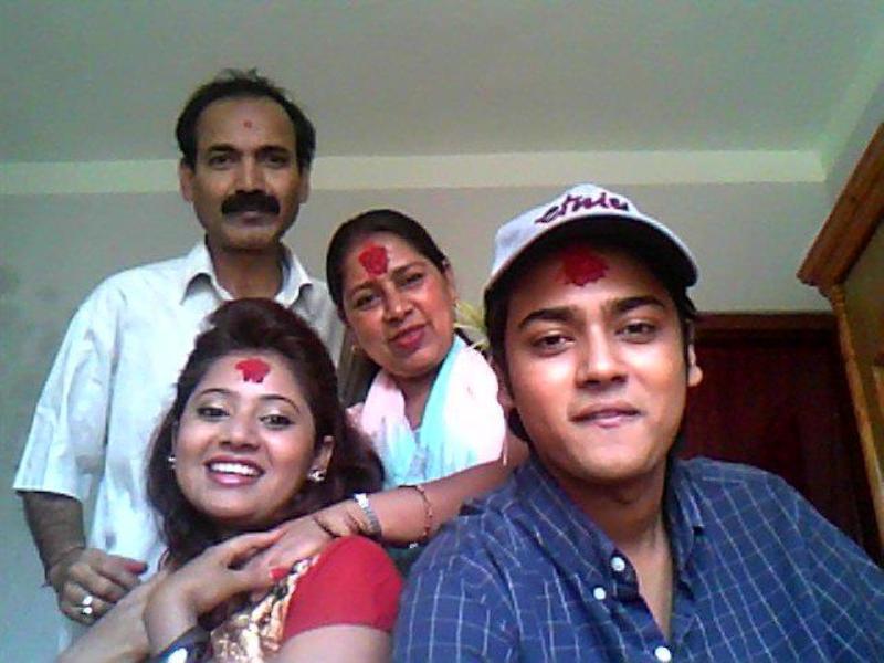 Keki Adhikari con sus padres y su hermano