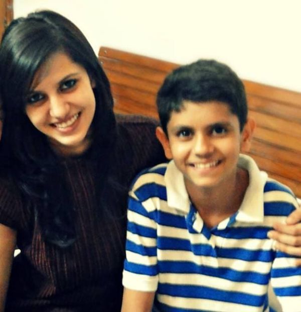 Koyal Rana con su hermano
