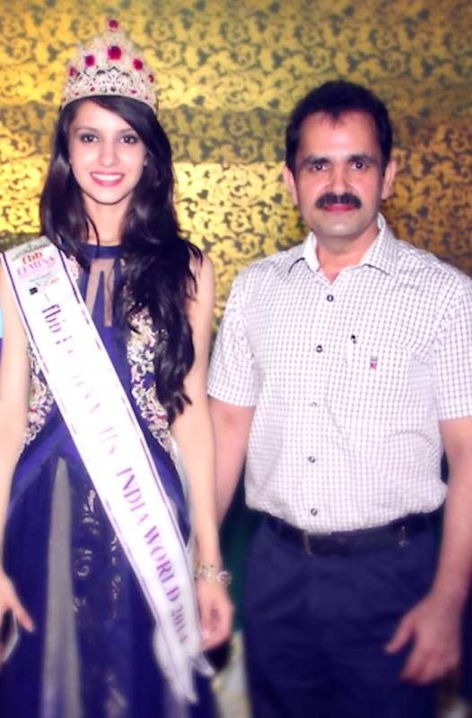 Koyal Rana con su padre