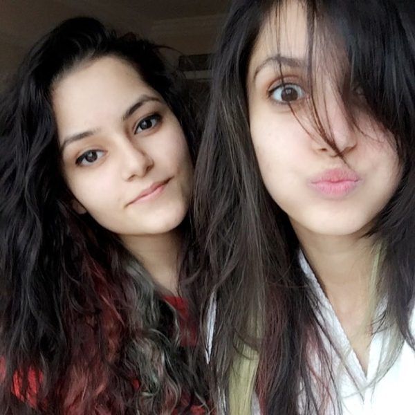 Koyal Rana con su hermana