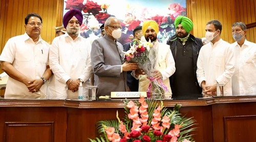 (De izquierda a derecha) OP Soni, Sukhjinder Singh Randhawa, Banwarilal Purohit, Charanjit Singh Channi, Navjot Singh Sidhu, Rahul Gandhi, Harish Rawat