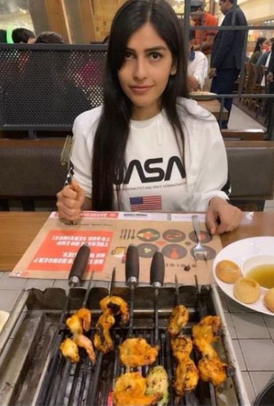 MIra Jagganath comiendo pollo