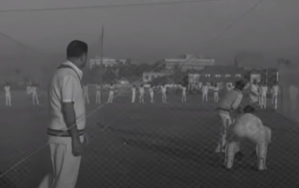 Mankad despu&eacute;s de la jubilaci&oacute;n como entrenador entrenando a j&oacute;venes durante una sesi&oacute;n de red