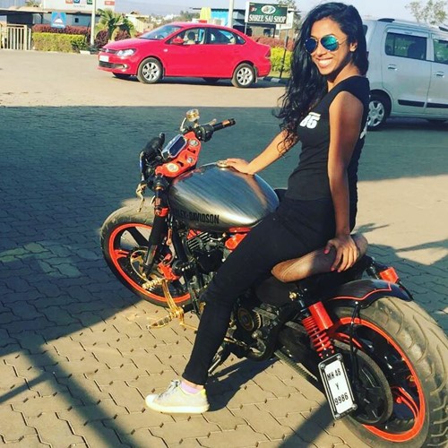 Meenal Shah posando con una Harley Davidson personalizada