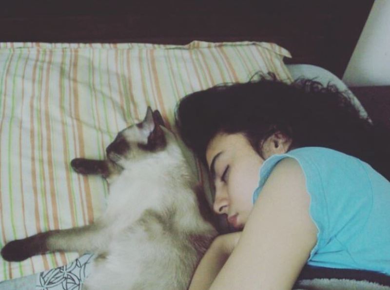 Mehar Bano abrazando a su gato