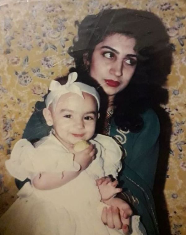 La foto de la infancia de Mehar Bano con su madre