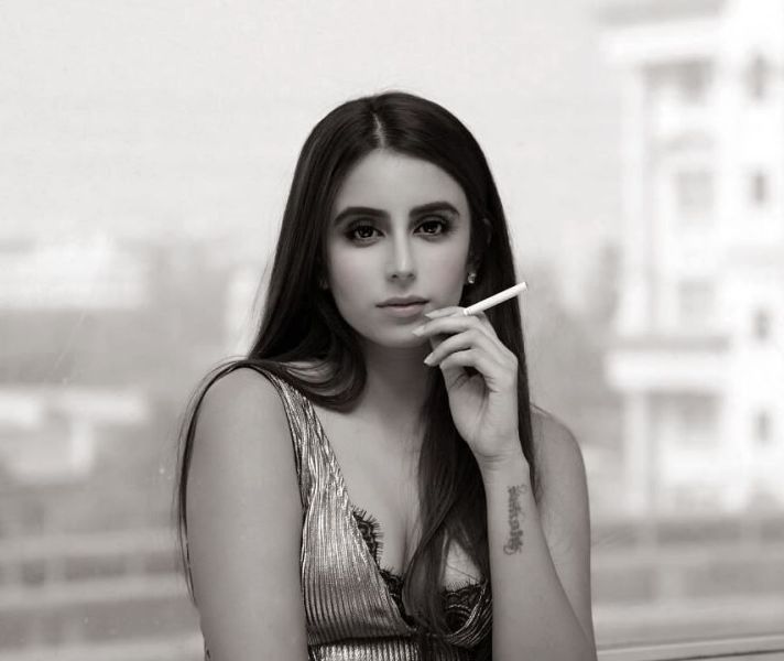 Miesha Iyer posando con un cigarrillo