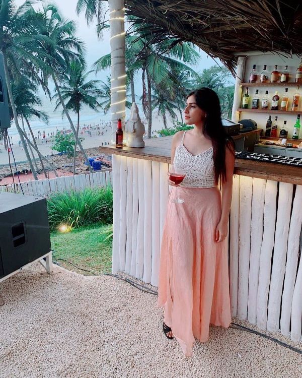 Mira Jagannath bebiendo vino
