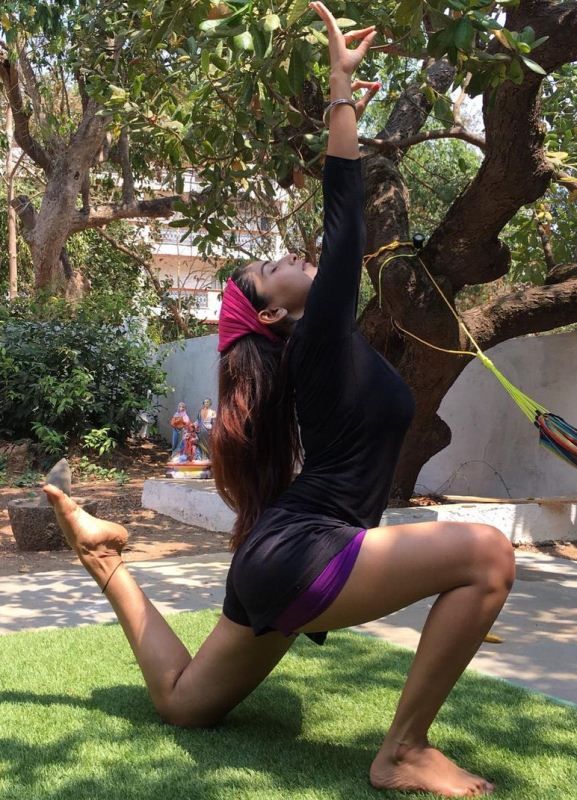 Mira Jagganath practicando Yoga