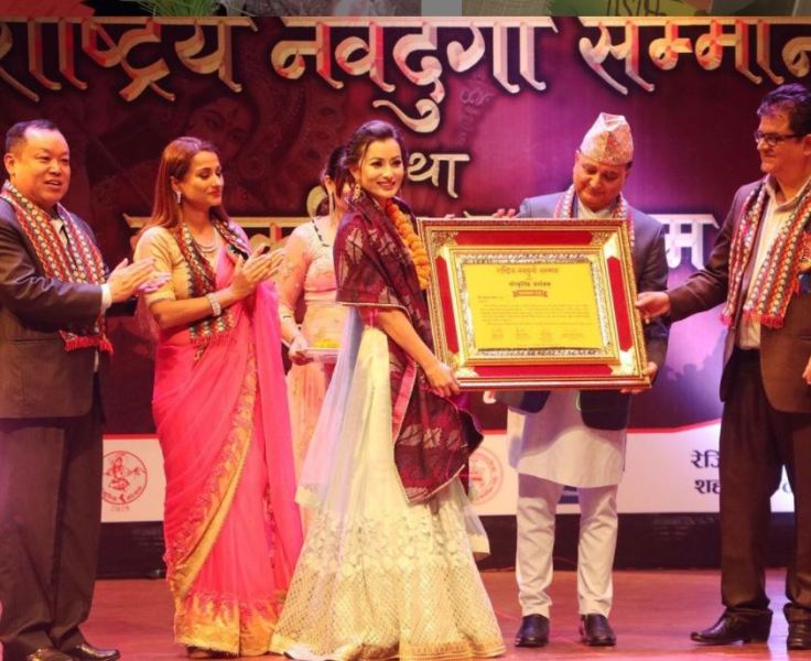 Namrata Shrestha mientras recib&iacute;a el Rashtriya Nawadurga Samman 2076 en 2019