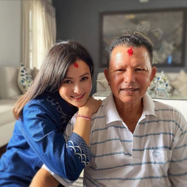 Namrata Shrestha con su padre