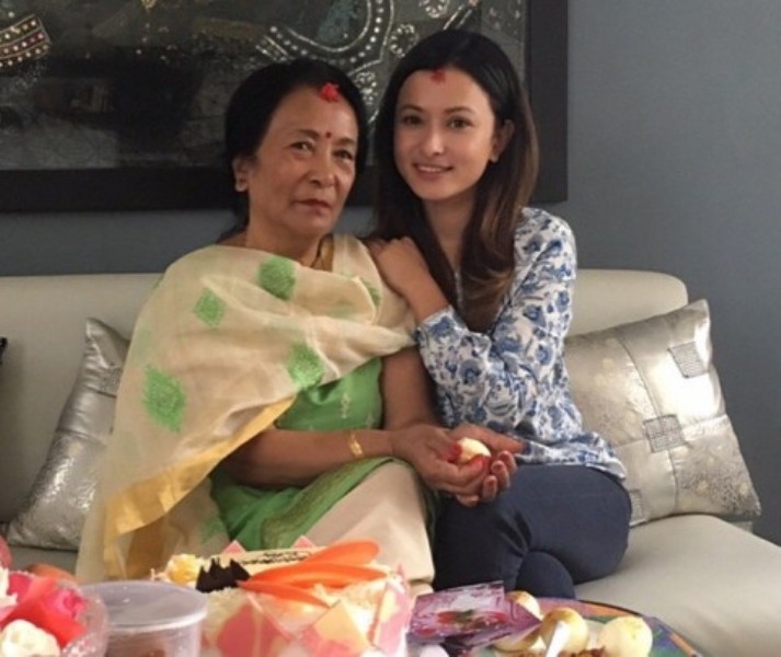 Namrata Shrestha con su madre