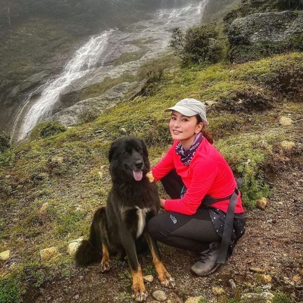 Namrata Shrestha con su perro mascota