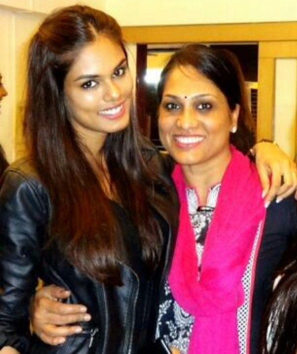 Noyonita con su madre
