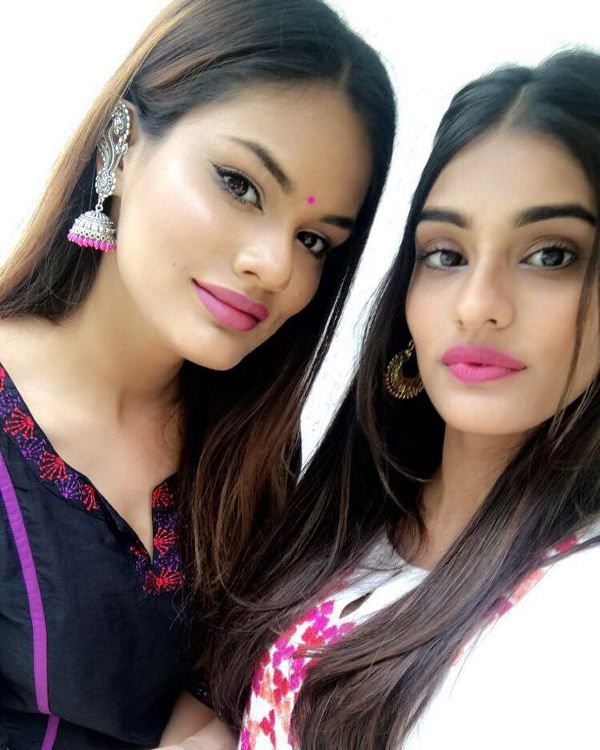 Noyonita con su hermana