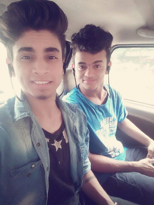 Piyush Gurbhele con su amigo Sanket Gaonkar
