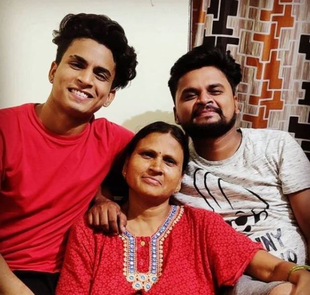 Piyush Gurbhele con su madre y su hermano