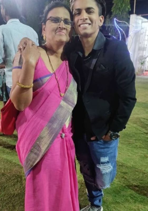 Piyush Gurbhele con su madre