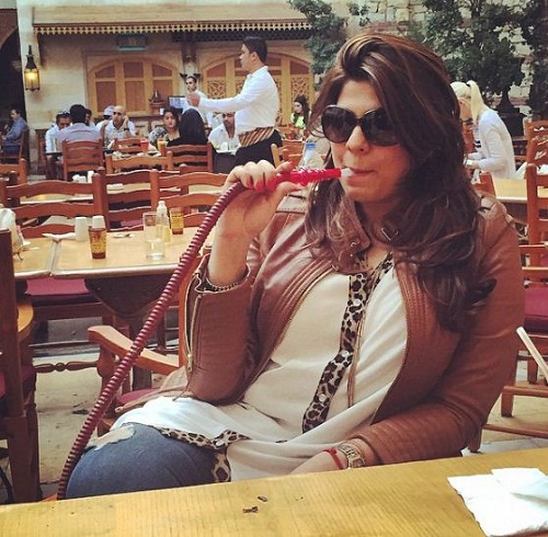 Pooja Dadlani fumando Hukka
