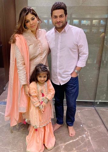 Pooja Dadlani con su marido y su hija