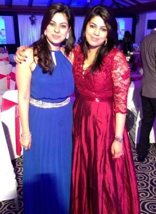 Pooja Dadlani con su hermana
