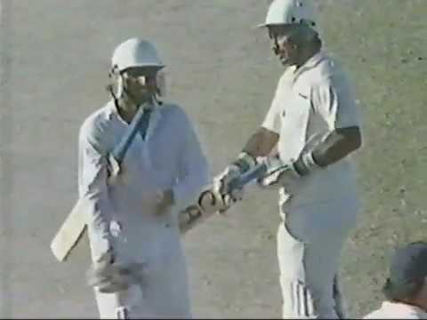 Ramiz Raja durante su entrada de 113 carreras contra Inglaterra en la Copa del Mundo de 1987