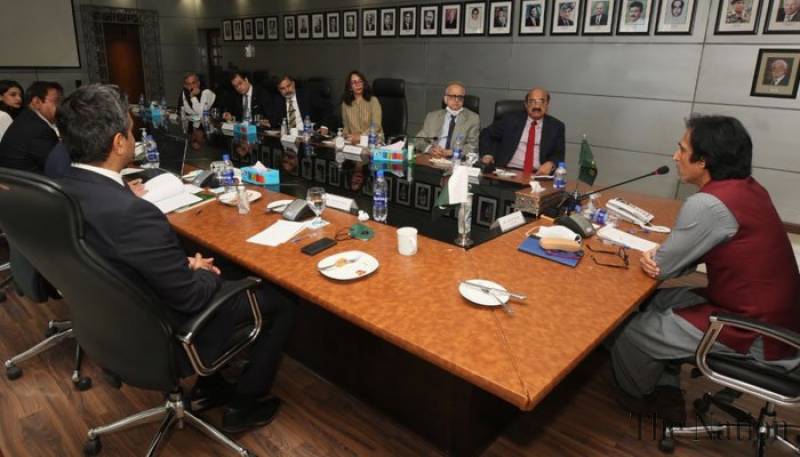 Ramiz Raja al frente de su equipo como presidente del PCB