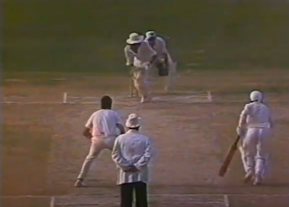 Ramiz Raja jugando un tiro en el &uacute;ltimo d&iacute;a del partido de prueba contra Inglaterra en 1984